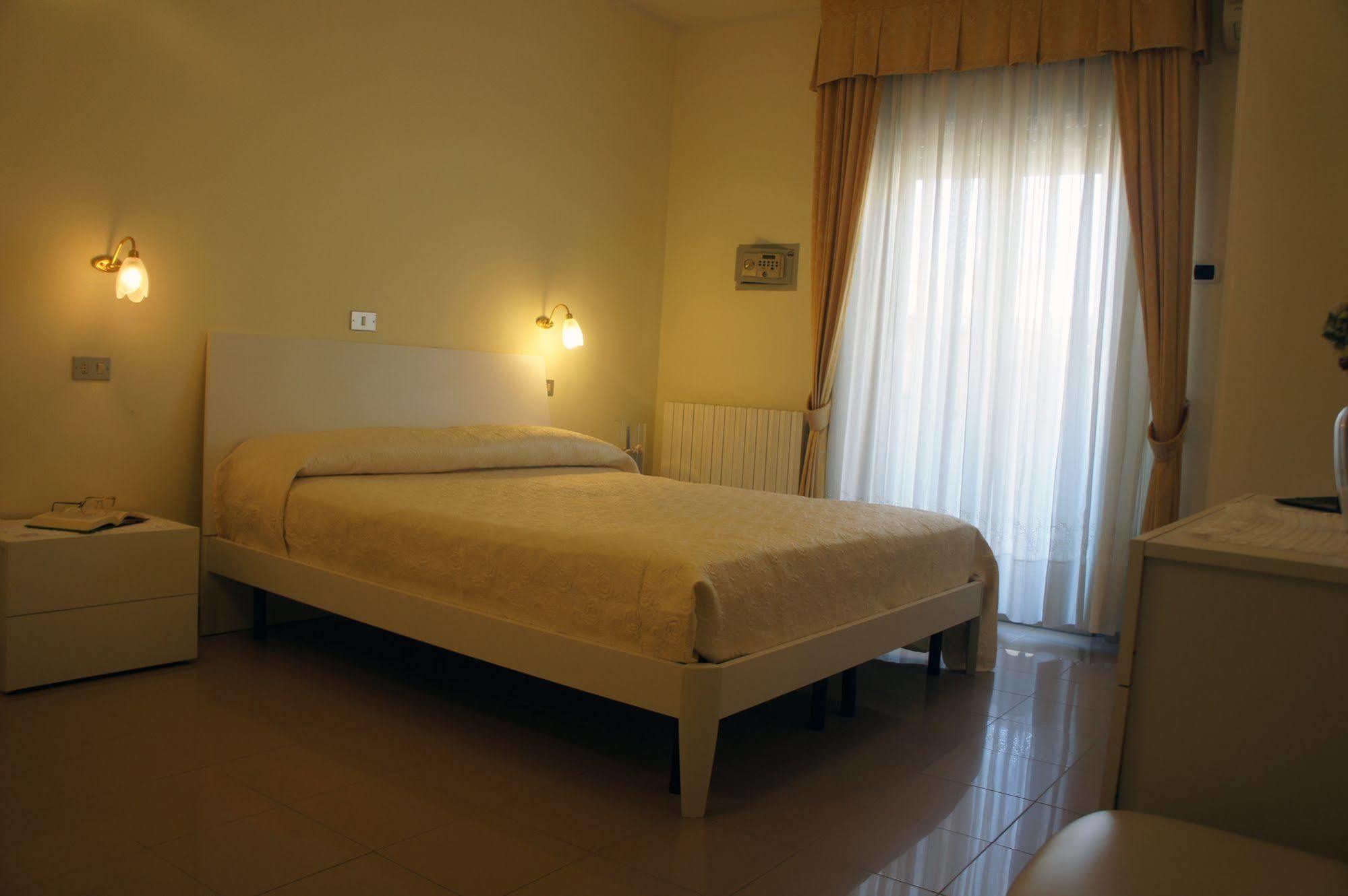 Hotel Solaris Giulianova Εξωτερικό φωτογραφία