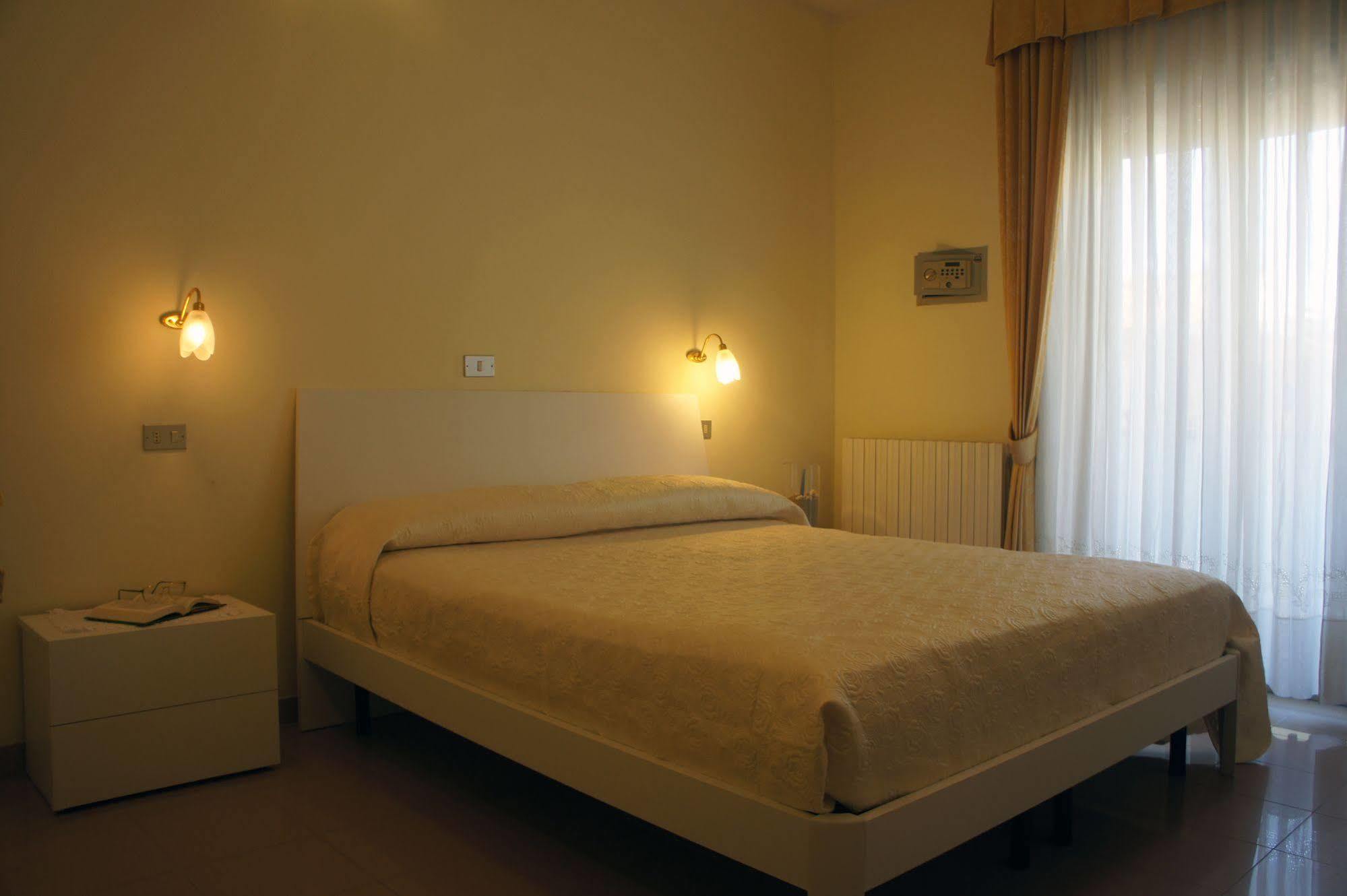 Hotel Solaris Giulianova Εξωτερικό φωτογραφία